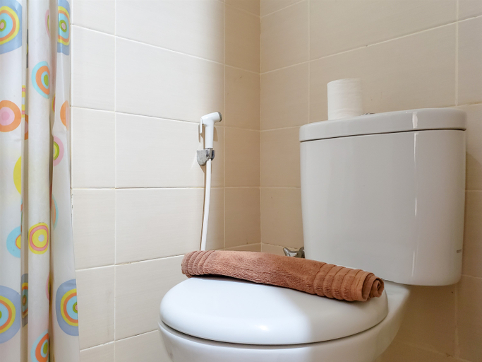 Bathroom 5, Nice and Elegant Studio at Belmont Residence Puri Apartment By Travelio, West Jakarta