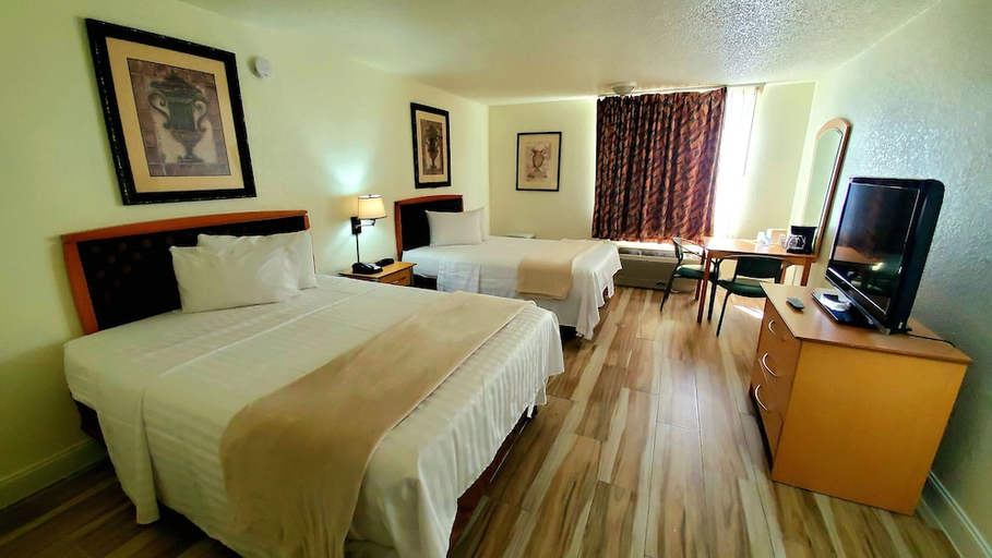 Bedroom 3, CLOSED - Monumental Movieland Hotel, Orange