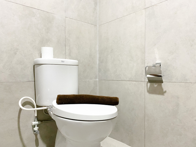 Bathroom 5, Minimalist and Strategic Studio at Pollux Chadstone Apartment By Travelio, Cikarang