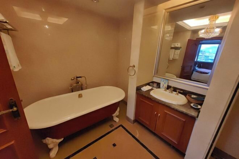 Bathroom 4, Huaxia Hotel, Dazhou