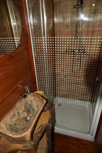 Bathroom 3, Yourte Roulotte et Gite de la Laita, Finistère
