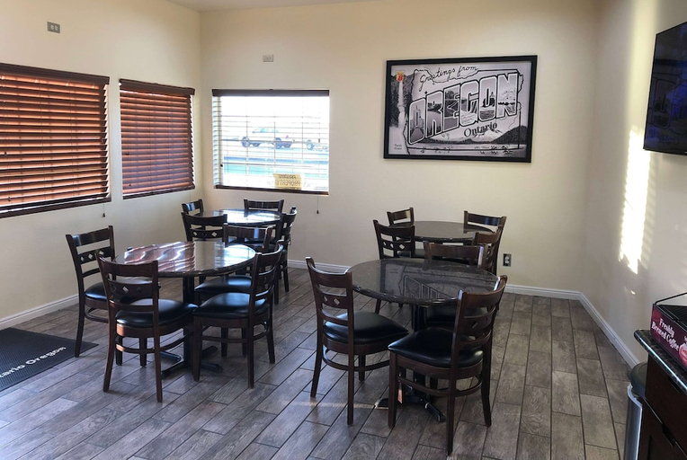Food & Drinks, Super 8 By Wyndham Ontario, Malheur