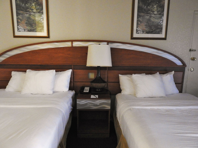 Bedroom 2, Howard Johnson by Wyndham Orlando/International Drive, Orange