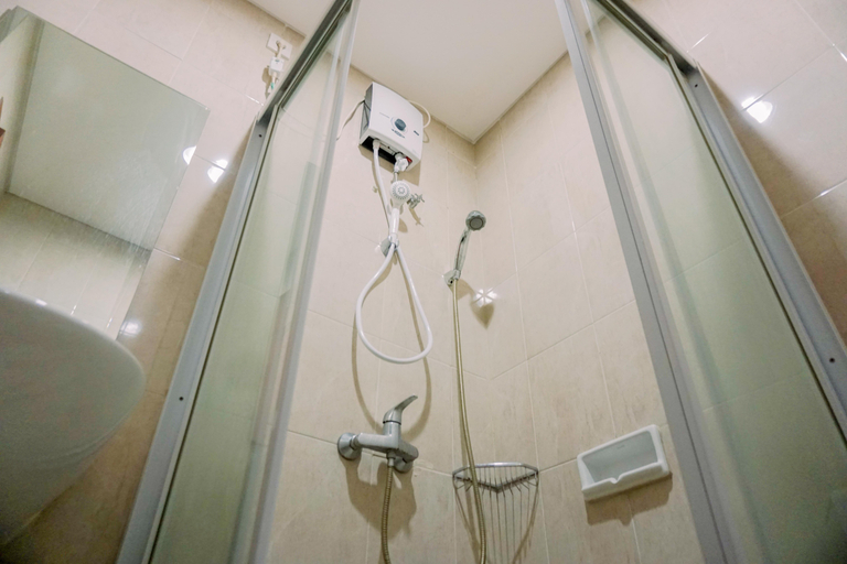Bathroom 5, Elegant and Strategic 2BR Apartment at Thamrin Residence By Travelio, Jakarta Pusat