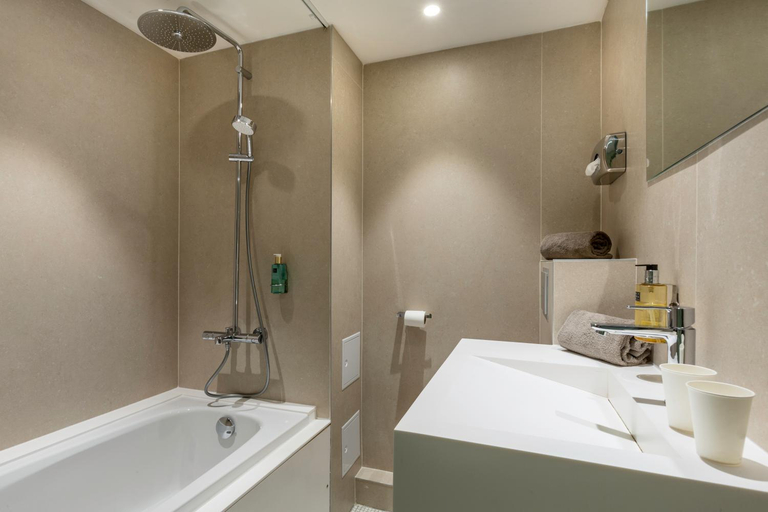 Bathroom 4, La Valiz, Nord