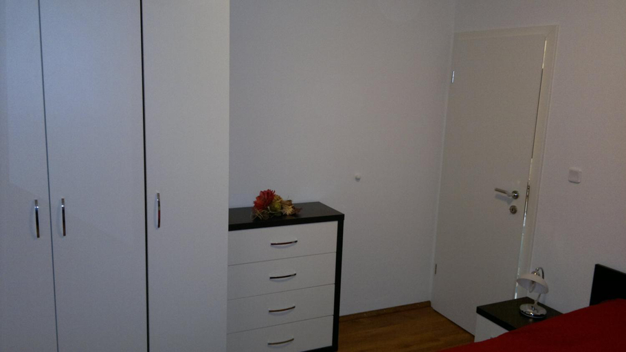Others 3, House Racic, Bol