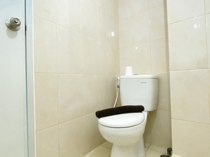 Bathroom 5, Serene Stay Studio at Springlake Summarecon Bekasi Apartment By Travelio, Bekasi