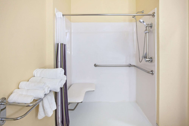 Bathroom 4, La Quinta Inn & Suites By Wyndham Houston Pasadena North, Houston