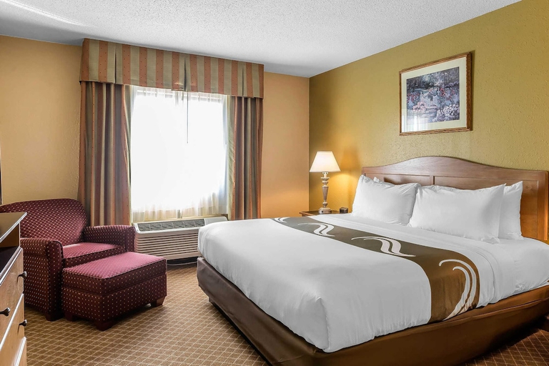 Bedroom 2, Quality Inn Perrysburg - Toledo South, Wood