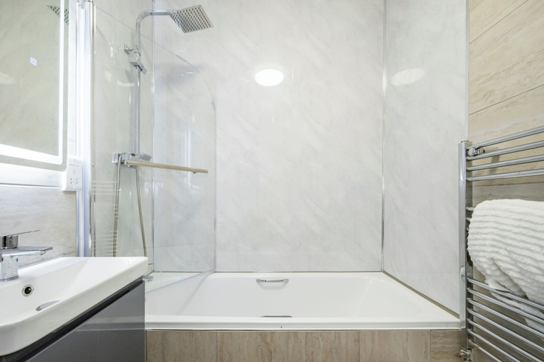 Bathroom 2, Beautiful Flat Near the Center 11 min, London