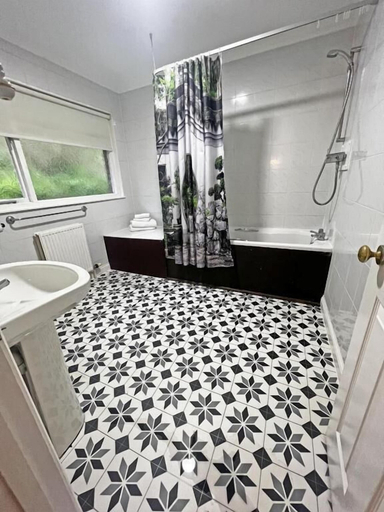 Bathroom 4, Shillingford Bridge hotel, Oxfordshire