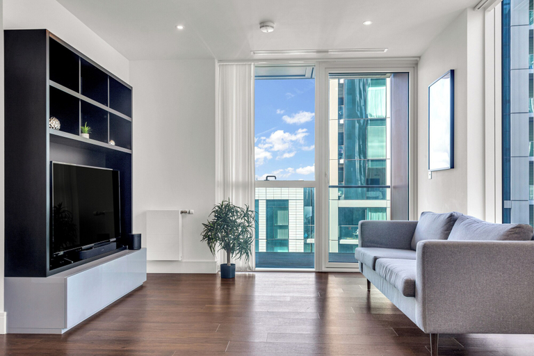 Others 4, Stunning Serviced Apartment-Canary Wharf, London