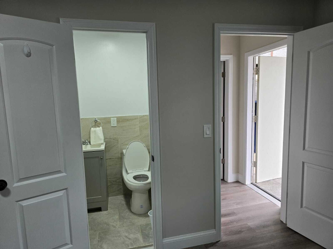 Bathroom 3, Rodeway Inn, Sullivan