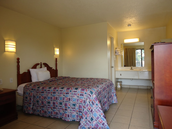 Bedroom 2, Super 6 Inn & Suites, Escambia