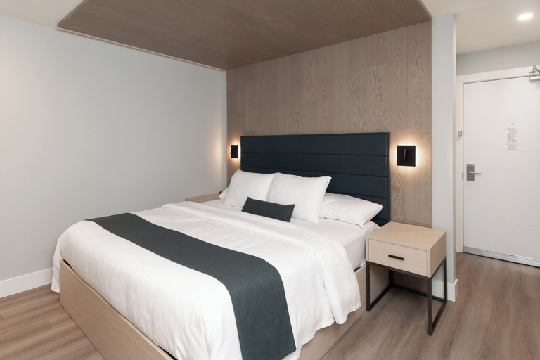 Bedroom 3, Harrison Beach Hotel, Fraser Valley