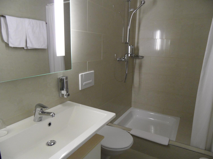 Bathroom 16