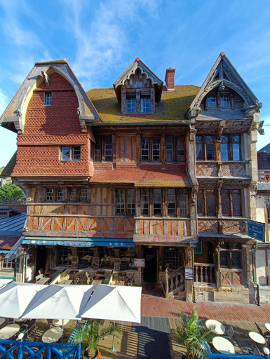 Exterior & Views