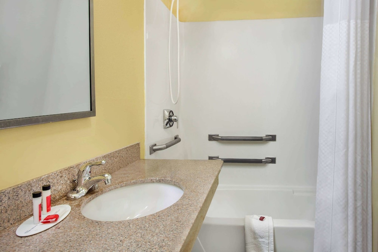 Bathroom 3, Days Inn by Wyndham Pensacola I-10, Escambia