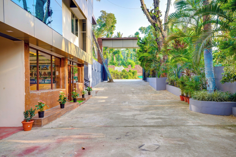 Exterior & Views
