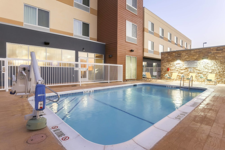 Sport & Beauty 5, Fairfield Inn Suites Pleasanton, Atascosa