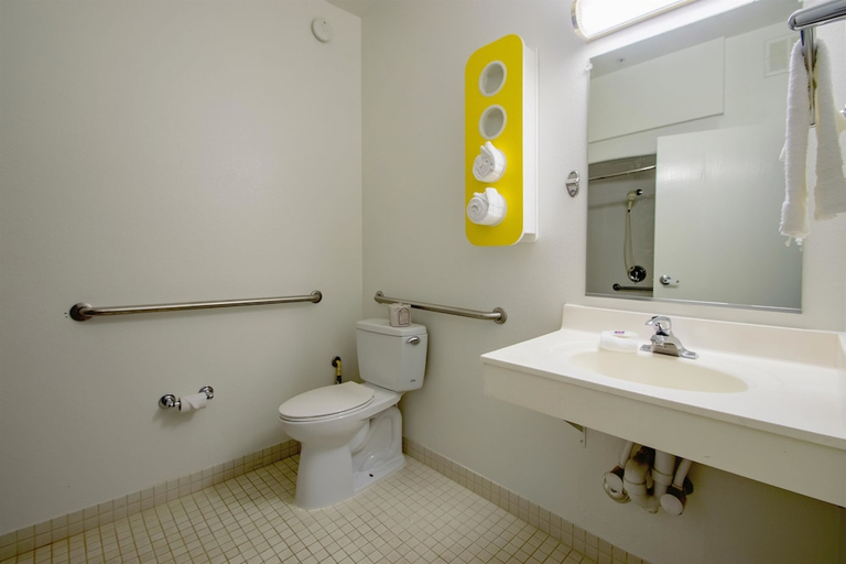 Bathroom 3, Motel6 Portland, OR - I-5, Multnomah