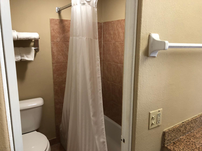 Bathroom 4, Americas Best Value Inn, Lake
