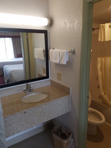 Bathroom 5, Budget Inn, Broward
