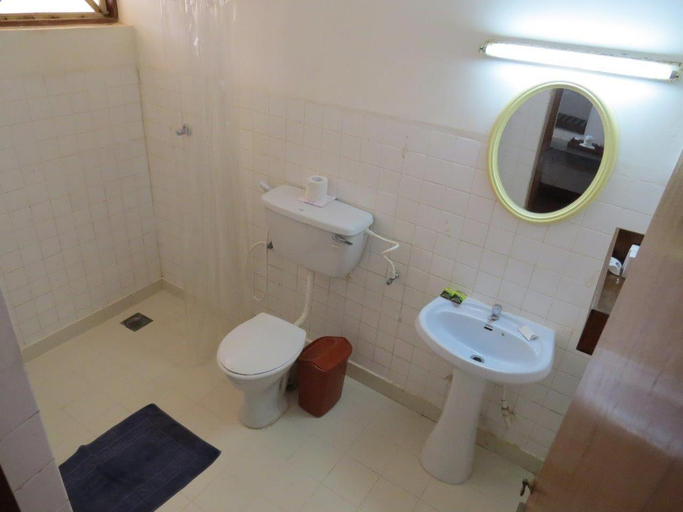 Bathroom 5, Nilaveli Beach Hotel, Kuchchaveli