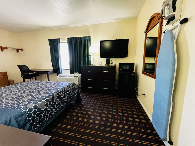 Bedroom 3, Cedar Lodge, Iron