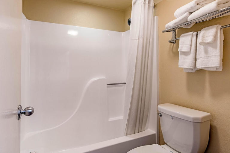 Bathroom 1, Quality Inn Pelham I-65 Exit 246, Shelby