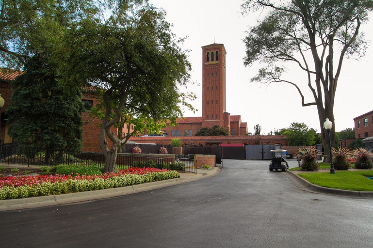 Exterior & Views