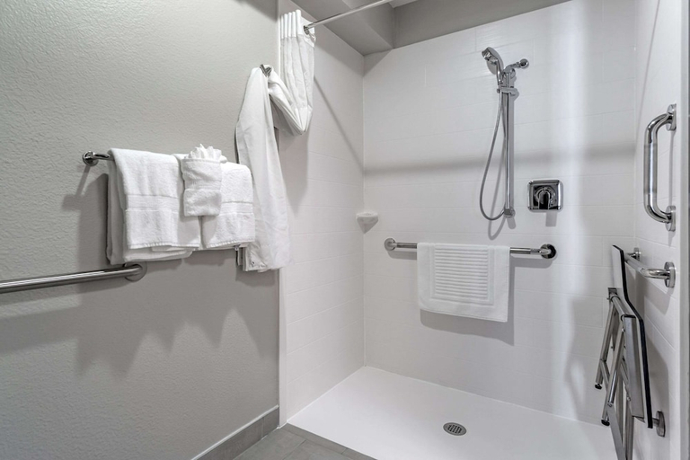Bathroom 2, Quality Inn and Suites Pacific Auburn, King
