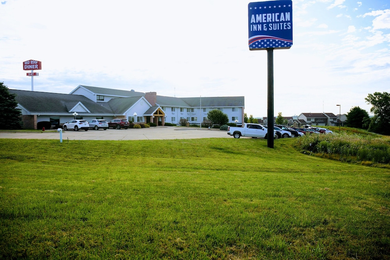 Exterior & Views 2, American Inn and Suites, Dubuque