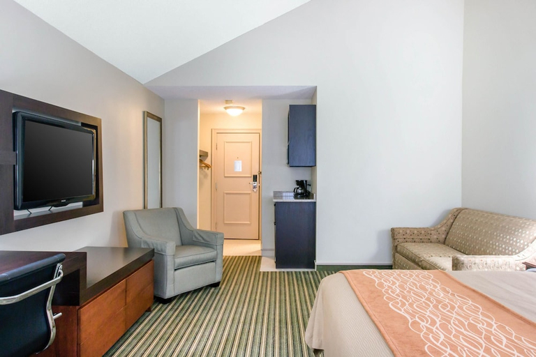 Bedroom 2, Comfort Inn Plainwell, MI, Allegan