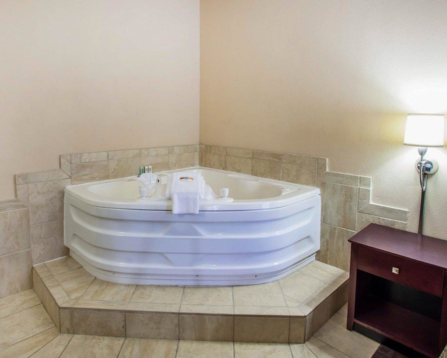Bathroom, Quality Inn & Suites Peoria, Peoria