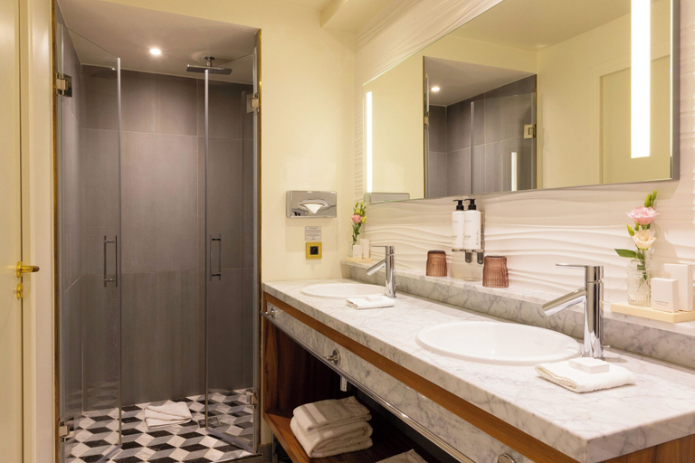 Bathroom, Mayflower Opéra, Paris