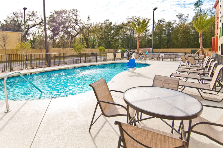 Sport & Beauty, Hampton Inn & Suites Pensacola/I-10 Pine Forest Road, Escambia