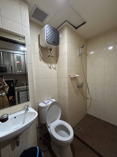 Bathroom 5, Vida View Apartment by Vida Connect, Makassar