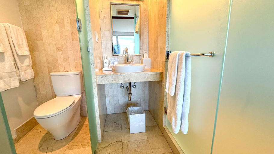 Bathroom 5, Costa d'Este Beach Resort and Spa, Indian River
