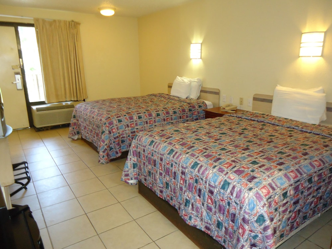 Bedroom 2, Super 6 Inn & Suites, Escambia