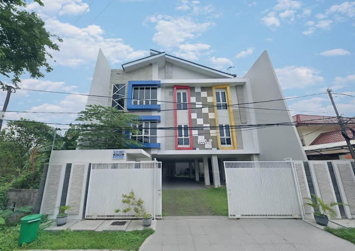 Exterior & Views 2, Velozip Homestay, Surabaya