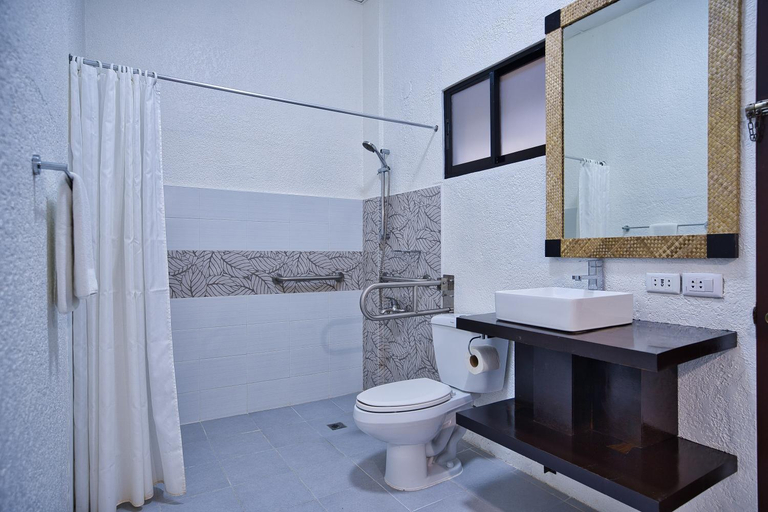 Bathroom 4, Dao Diamond Hotel and Restaurant, Tagbilaran City