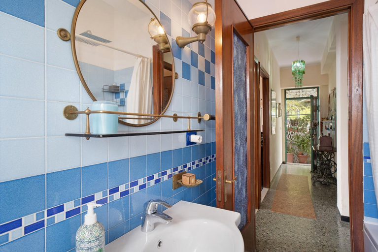 Bathroom 2, Oasi, Savona