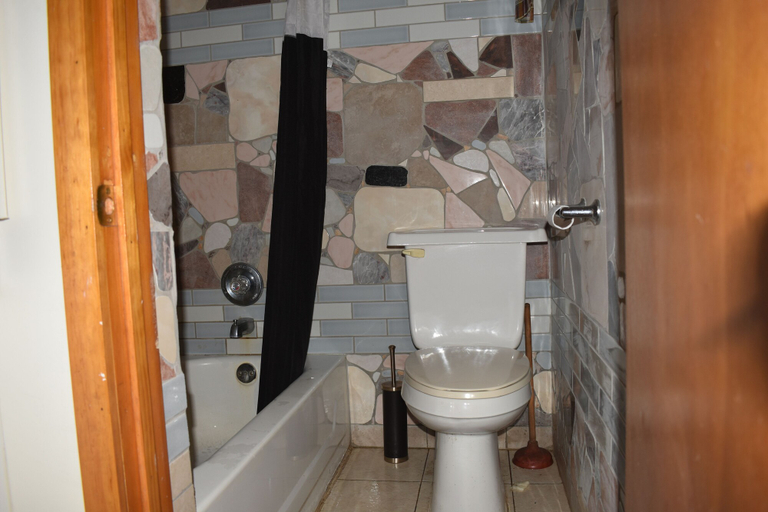Bathroom 3, PL Motel, Pike