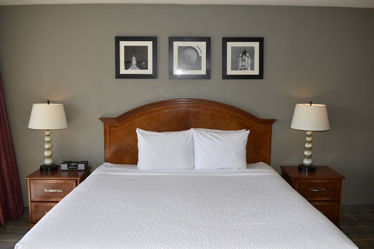 Bedroom 2, Inn At The Convention Center, Multnomah