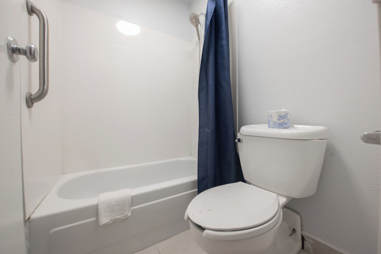 Bathroom 3, Boardwalk Suites Baton Rouge, East Baton Rouge