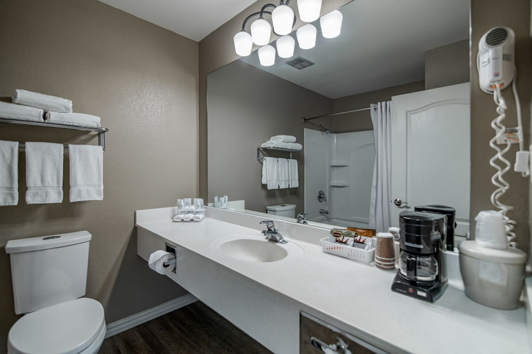 Bathroom 4, HillSide Inn, Archuleta