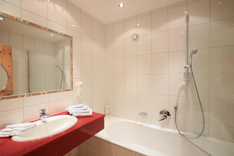 Bathroom 4, Alpenresidenz Ballunspitze - Kinderhotel, Landeck