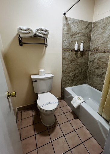 Bathroom 4, Cedar Lodge, Iron