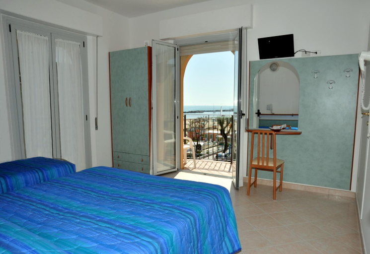 Bedroom 2, Hotel Holiday Beach, Rimini